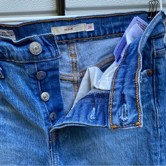 Levi’s Wedgie Jeans Distressed High Rise Button Fly Medium Wash - Picture 4 of 8